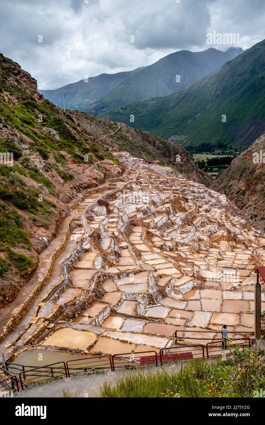 Les Salineras de Maras (Maras Salt pans) région de Cusco, Pérou. Banque D'Images