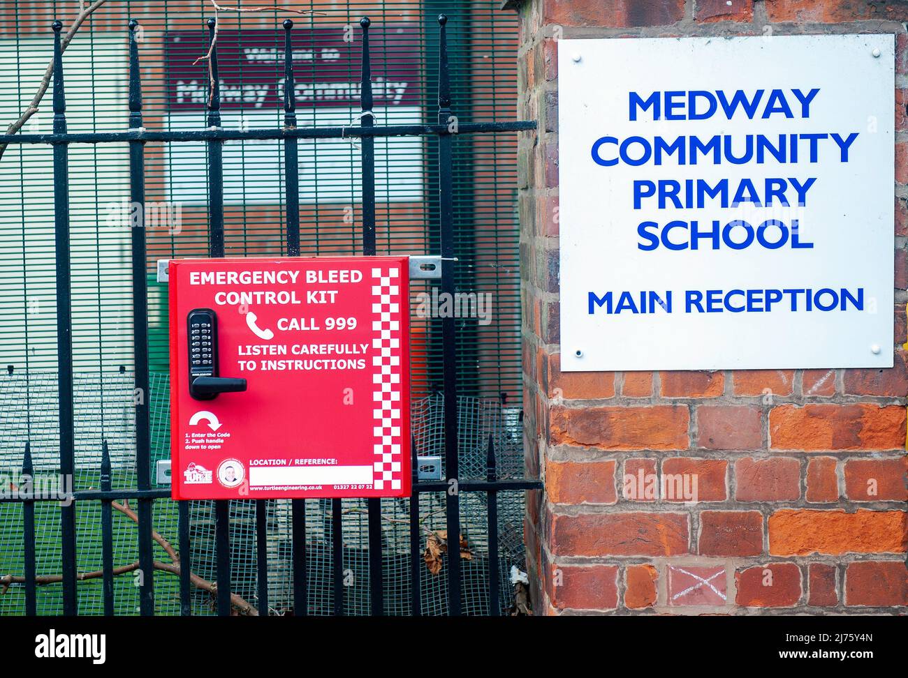Kits de contrôle de purge d'urgence installés dans huit villes. École primaire communautaire Medway, Highfields. Les boîtes d'urgence contiennent des gants de protection, de la gaze et des pansements pour arrêter les saignements et exercer une pression sur les plaies. Banque D'Images
