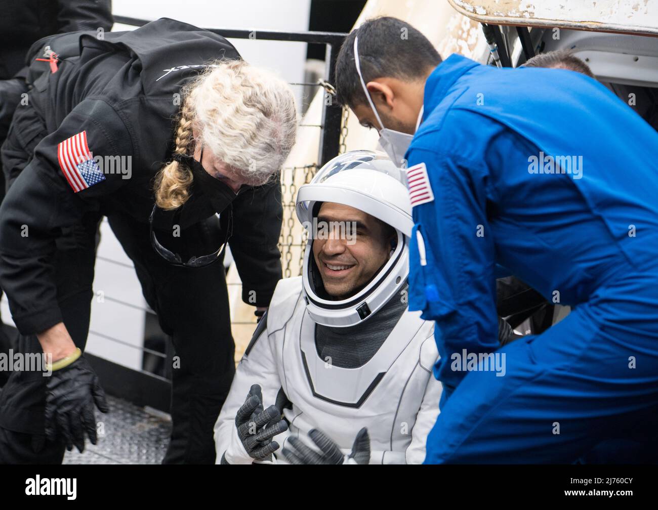 Tampa, États-Unis d'Amérique. 06 mai 2022. L'astronaute de la NASA Raja Chari quelques instants après splashdown dans le vaisseau spatial SpaceX Crew Dragon Endurance sur le navire de récupération Shannon dans le golfe du Mexique le 6 mai 2022 au large de la côte de Tampa, en Floride. La capsule a transporté sur terre les astronautes de la NASA SpaceX Crew-3 Raja Chari, Kayla Barron, Tom Marshburn et Matthias Maurer, astronaute de l'ESA, de 177 jours à bord de la Station spatiale internationale. Crédit : Aubrey Gemignani/NASA/Alay Live News Banque D'Images