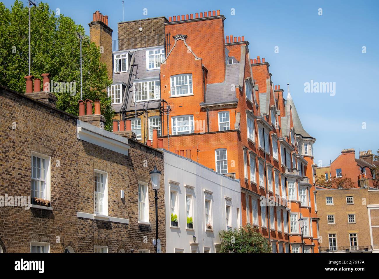 Rangée de bâtiments résidentiels dans le quartier de Kensington & Chelsea, Londres Banque D'Images