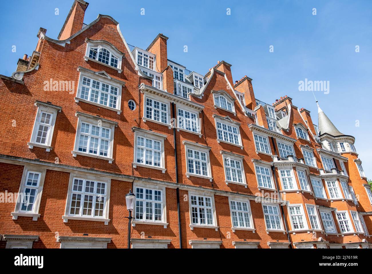 Rangée de bâtiments résidentiels dans le quartier de Kensington & Chelsea, Londres Banque D'Images