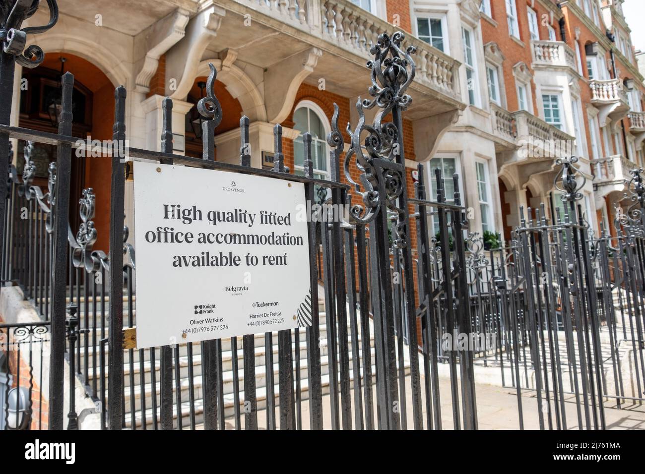 Londres- Mai 2022: Espace de bureau pour le loyer signe sur les bâtiments attrayants en brique à Victoria, Westminster Banque D'Images