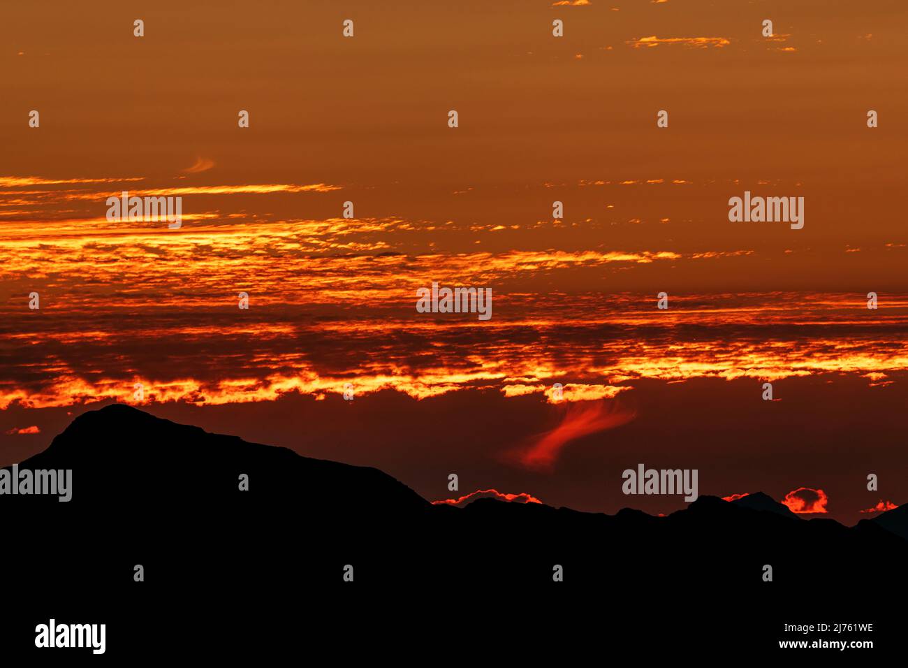 La fameuse Fleischbank (2026m) dans le Karwendel dans les Alpes tyroliennes au coucher du soleil, photographiée depuis le Schreckenspitze Banque D'Images
