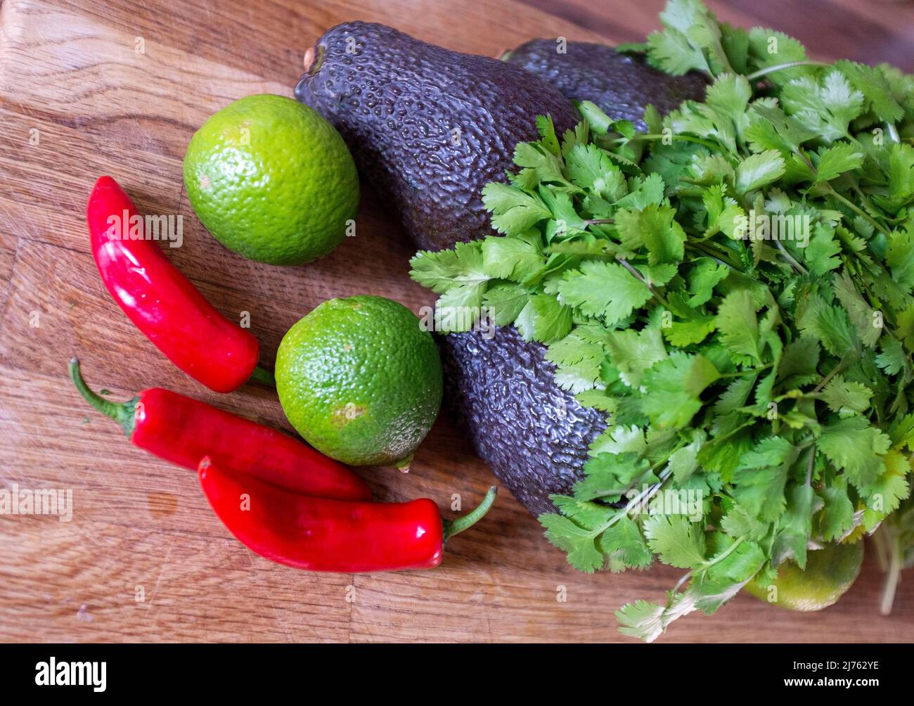 Piments rouges frais avec des limes à la coriandre et des ingrédients à l'avocat pour faire du guacamole Banque D'Images