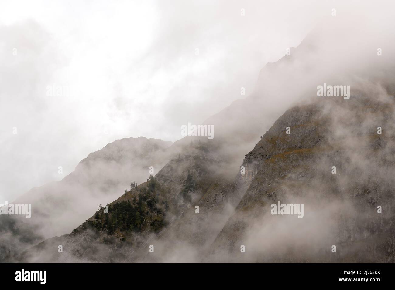 Atmosphère d'automne avec brouillard épais et nuages à Gamsjoch, au-dessus de Großer Ahornboden, à Karwendel près de Hinterriss, Tyrol / Autriche dans les Alpes. Banque D'Images Atmosphère d'automne avec brouillard épais et nuages à Gamsjoch, au-dessus de Großer Ahornboden, à Karwendel près de Hinterriss, Tyrol / Autriche dans les Alpes. Banque D'Images
