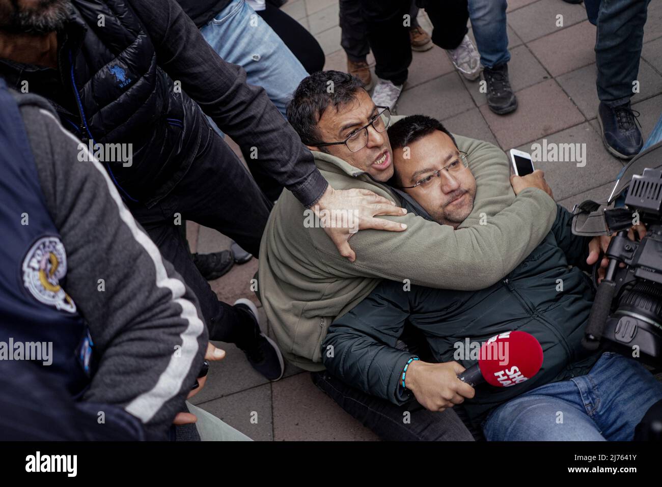 Les membres de la presse tombent au sol pendant l'intervention de la police. Le président du Parti de la victoire, Umit Ozdag, a voulu se rendre devant la Grande Assemblée nationale turque au ministère de l'intérieur afin de répondre aux insultes du ministre de l'intérieur de la République de Turquie, Süleyman Soylu. Comme la police n'a pas autorisé la marche, il y a eu une lutte entre la police et les membres du parti. Le président du Parti de la victoire, Umit Ozdag, est connu pour ses opinions anti-réfugiés. Banque D'Images