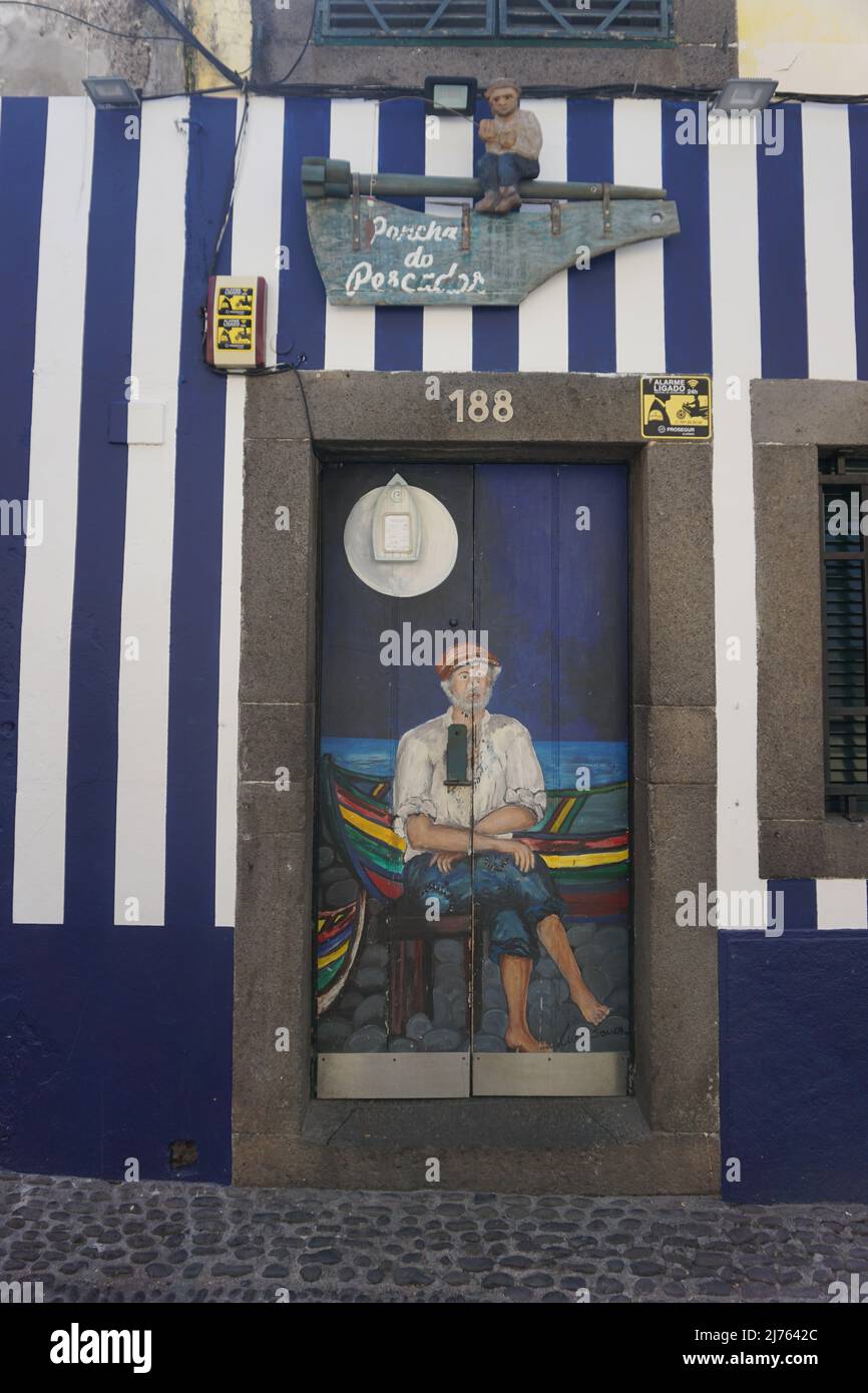 Porte en bois peint dans le quartier des artistes et la vieille ville de Rua Santa Maria, Funchal, Madère, Portugal. Photo de Matheisl Banque D'Images