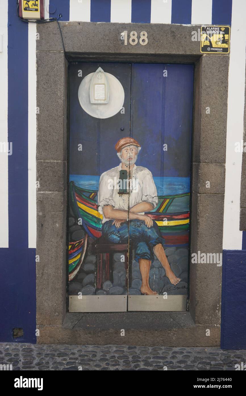 Porte en bois peint dans le quartier des artistes et la vieille ville de Rua Santa Maria, Funchal, Madère, Portugal. Photo de Matheisl Banque D'Images