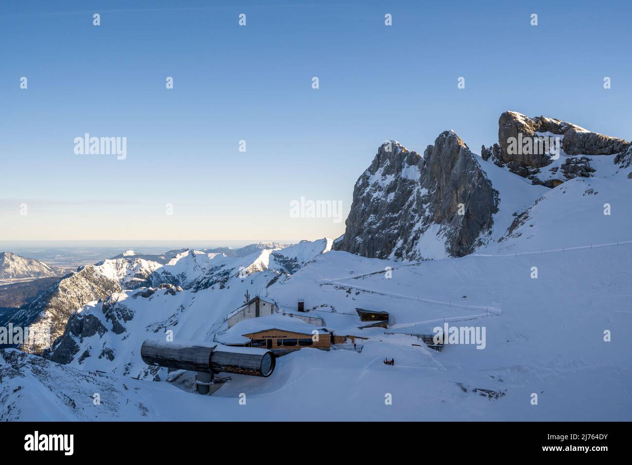 Le télescope, musée à la fosse Karwendel à la station supérieure du Karwendelbahn à Mittenwald dans le Karwendel, en hiver avec neige, glace et lever du soleil. Le Karwendelköpfe au-dessus et le Werdenfelser Land dans la vallée, la structure avec la station de montagne se situe entre la roche et la neige. Banque D'Images Le télescope, musée à la fosse Karwendel à la station supérieure du Karwendelbahn à Mittenwald dans le Karwendel, en hiver avec neige, glace et lever du soleil. Le Karwendelköpfe au-dessus et le Werdenfelser Land dans la vallée, la structure avec la station de montagne se situe entre la roche et la neige. Banque D'Images