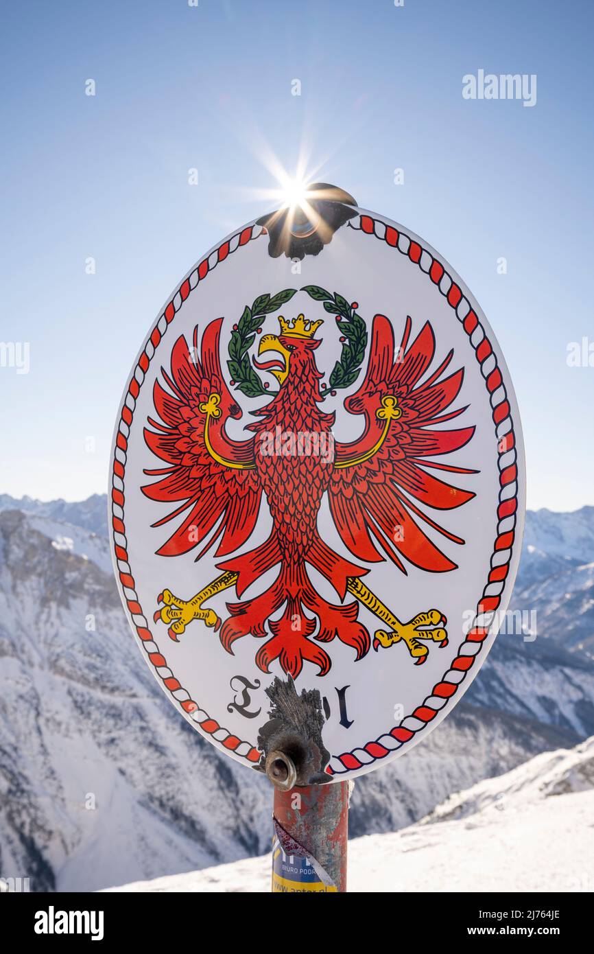 Sur la frontière entre le Tyrol (Autriche) et la Bavière (Allemagne) sur le Karwendel occidental, tenez de vieux panneaux en émail avec les armoiries respectives, en partie en arrière-plan les monts Karwendel Banque D'Images Sur la frontière entre le Tyrol (Autriche) et la Bavière (Allemagne) sur le Karwendel occidental, tenez de vieux panneaux en émail avec les armoiries respectives, en partie en arrière-plan les monts Karwendel Banque D'Images
