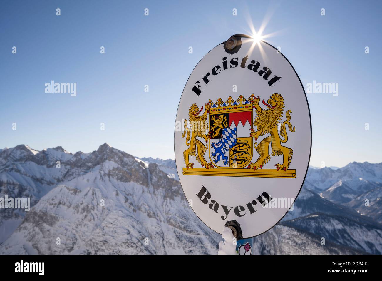 Sur la frontière entre le Tyrol (Autriche) et la Bavière (Allemagne) sur le Karwendel occidental, tenez de vieux panneaux en émail avec les armoiries respectives, en partie en arrière-plan les monts Karwendel Banque D'Images Sur la frontière entre le Tyrol (Autriche) et la Bavière (Allemagne) sur le Karwendel occidental, tenez de vieux panneaux en émail avec les armoiries respectives, en partie en arrière-plan les monts Karwendel Banque D'Images