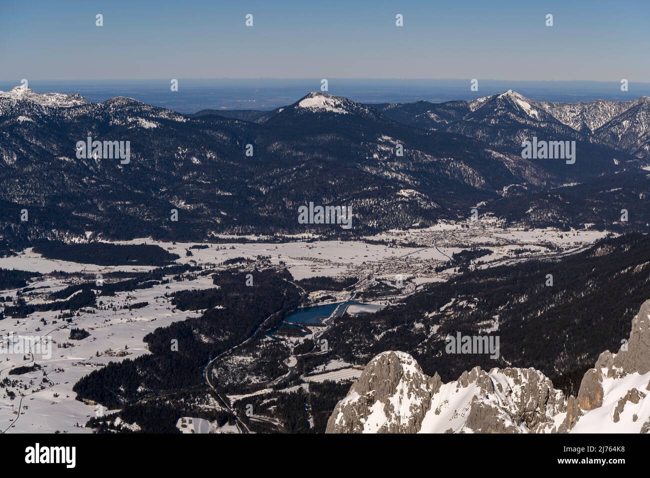 Wallgau, Krün et vue sur les pré-Alpes bavaroises depuis le Karwendel occidental, au-dessus de Mittenwald en hiver quand il neige Banque D'Images