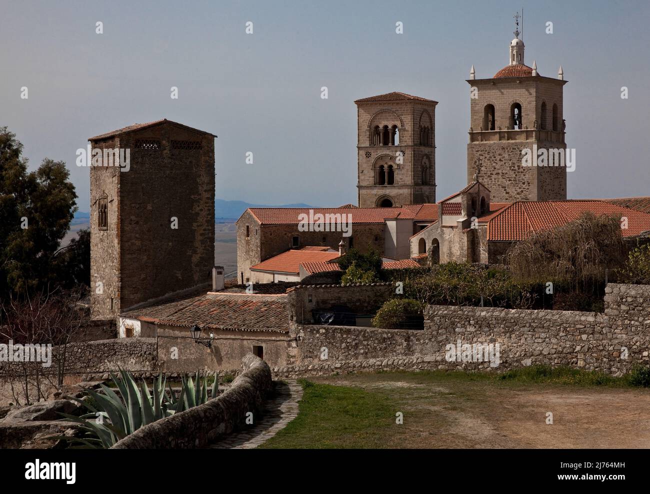 Blick aus Richtung Burg auf profane und sakrale Bauten in der Mitte Turm von Santa María la Mayor Banque D'Images