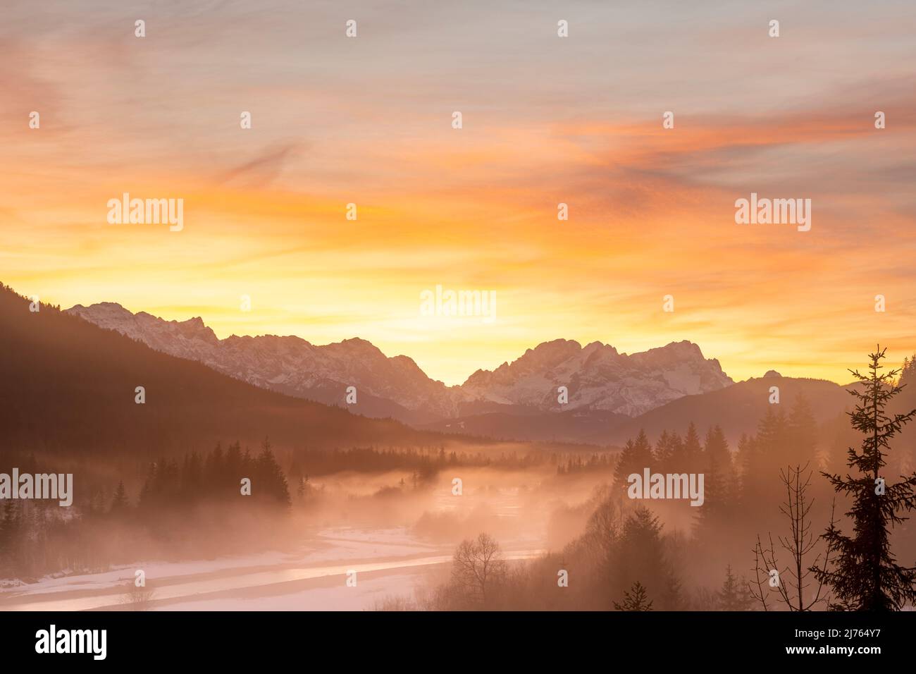 L'Isar serpente à travers le paysage couvert de givre et partiellement neigeux en hiver. En arrière-plan, la Zugspitze et une soirée fantastique sur les montagnes de Wetterstein. Banque D'Images L'Isar serpente à travers le paysage couvert de givre et partiellement neigeux en hiver. En arrière-plan, la Zugspitze et une soirée fantastique sur les montagnes de Wetterstein. Banque D'Images