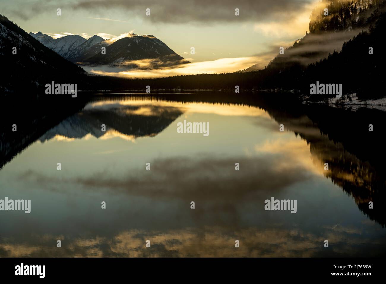 Atmosphère de brouillard et de nuages à la Sylvensteinspeicher, un lac / réservoir dans les Alpes bavaroises au bord du Karwendel. L'ambiance lumineuse du soir se reflète dans l'eau du lac et les nuages de couleur différente ou les bancs de brouillard donnent au paysage quelque chose de mystique. Banque D'Images Atmosphère de brouillard et de nuages à la Sylvensteinspeicher, un lac / réservoir dans les Alpes bavaroises au bord du Karwendel. L'ambiance lumineuse du soir se reflète dans l'eau du lac et les nuages de couleur différente ou les bancs de brouillard donnent au paysage quelque chose de mystique. Banque D'Images
