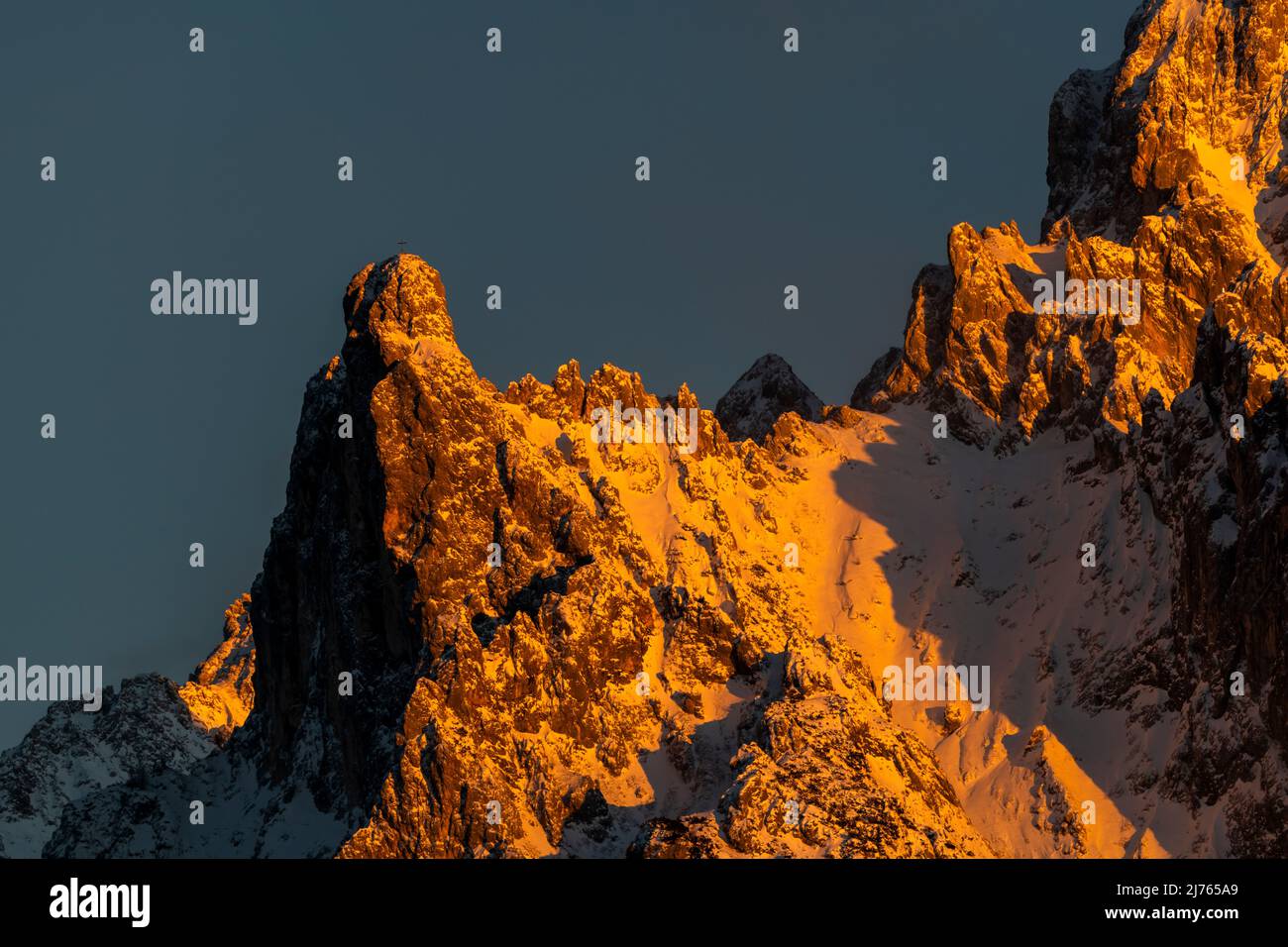 Le Viererspitze (2054 m a.s.l.) au-dessus de Mittenwald, au-dessous du Karwendelspitze occidental, dans le cadre de la chaîne de Karwendel du Nord dans la lueur du soleil couchant dans des teintes rouges et orange contre un ciel bleu en hiver avec de la neige. Banque D'Images Le Viererspitze (2054 m a.s.l.) au-dessus de Mittenwald, au-dessous du Karwendelspitze occidental, dans le cadre de la chaîne de Karwendel du Nord dans la lueur du soleil couchant dans des teintes rouges et orange contre un ciel bleu en hiver avec de la neige. Banque D'Images