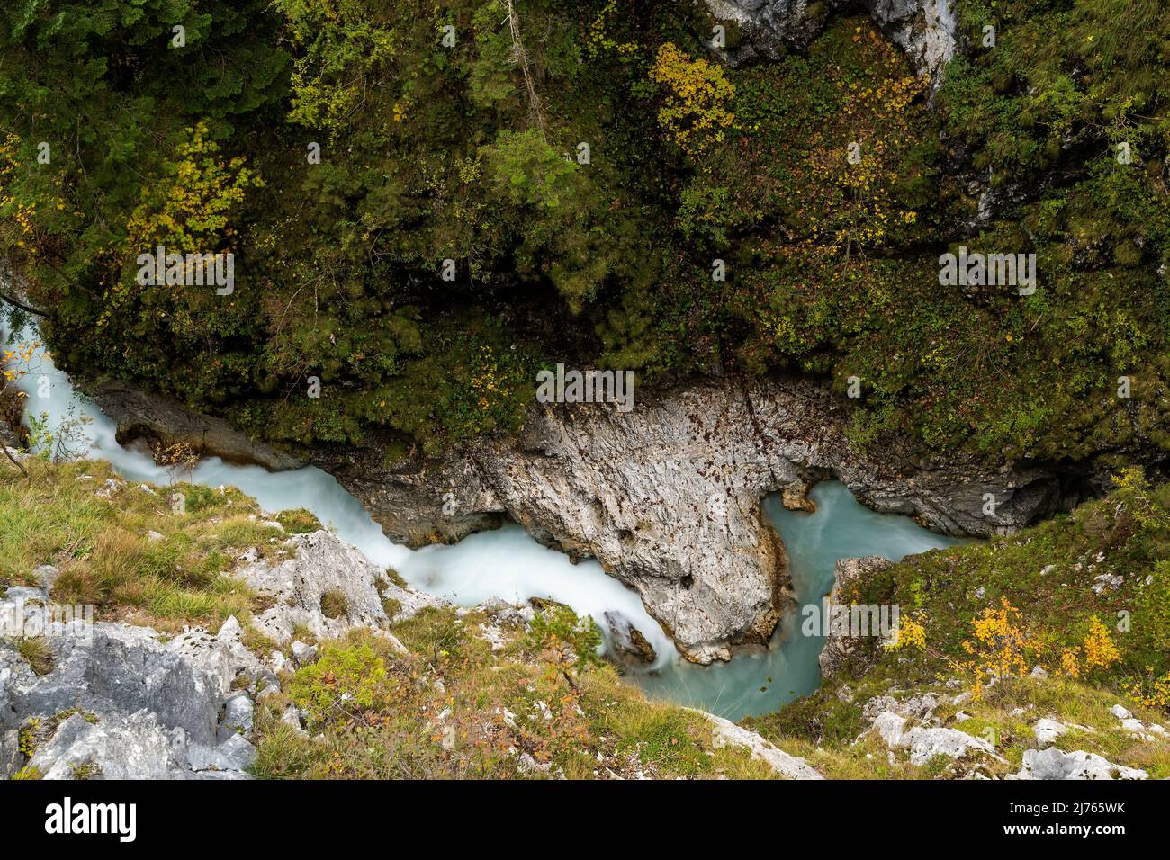 Vue de dessus du Leutascher ou Mittenwalder Geisterklamm dans la zone frontalière entre l'Allemagne et l'Autriche en automne Banque D'Images Vue de dessus du Leutascher ou Mittenwalder Geisterklamm dans la zone frontalière entre l'Allemagne et l'Autriche en automne Banque D'Images