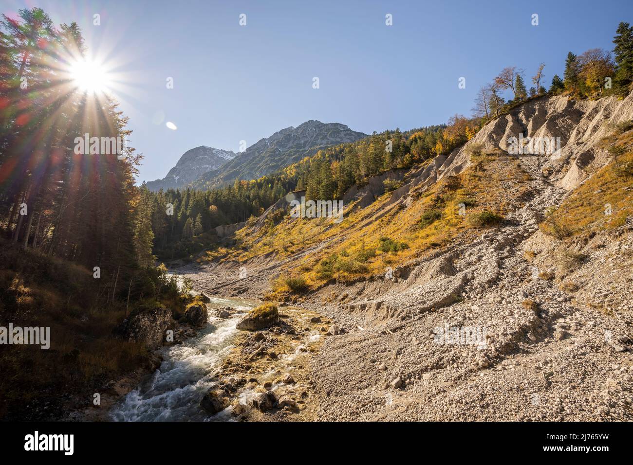 Soleil avec des rayons de soleil à l'automne Joghannisbach dans le Johannistal au milieu du Karwendel près de Hinterriss. Banque D'Images