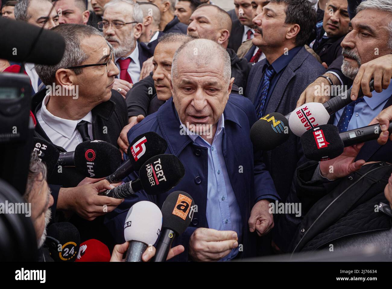 6 mai 2021, Ankara, Turquie: Le Président du Parti de la victoire, Umit Ozdag, s'adresse à la presse devant la Grande Assemblée nationale turque pendant l'événement. Le président du Parti de la victoire, Umit Ozdag, a voulu se rendre devant la Grande Assemblée nationale turque au ministère de l'intérieur afin de répondre aux insultes du ministre de l'intérieur de la République de Turquie, Süleyman Soylu. Comme la police n'a pas autorisé la marche, il y a eu une lutte entre la police et les membres du parti. Le président du Parti de la victoire, Umit Ozdag, est connu pour ses opinions anti-réfugiés. (Credit image: © Tunahan Turhan/SOPA Images via ZUMA Press Banque D'Images