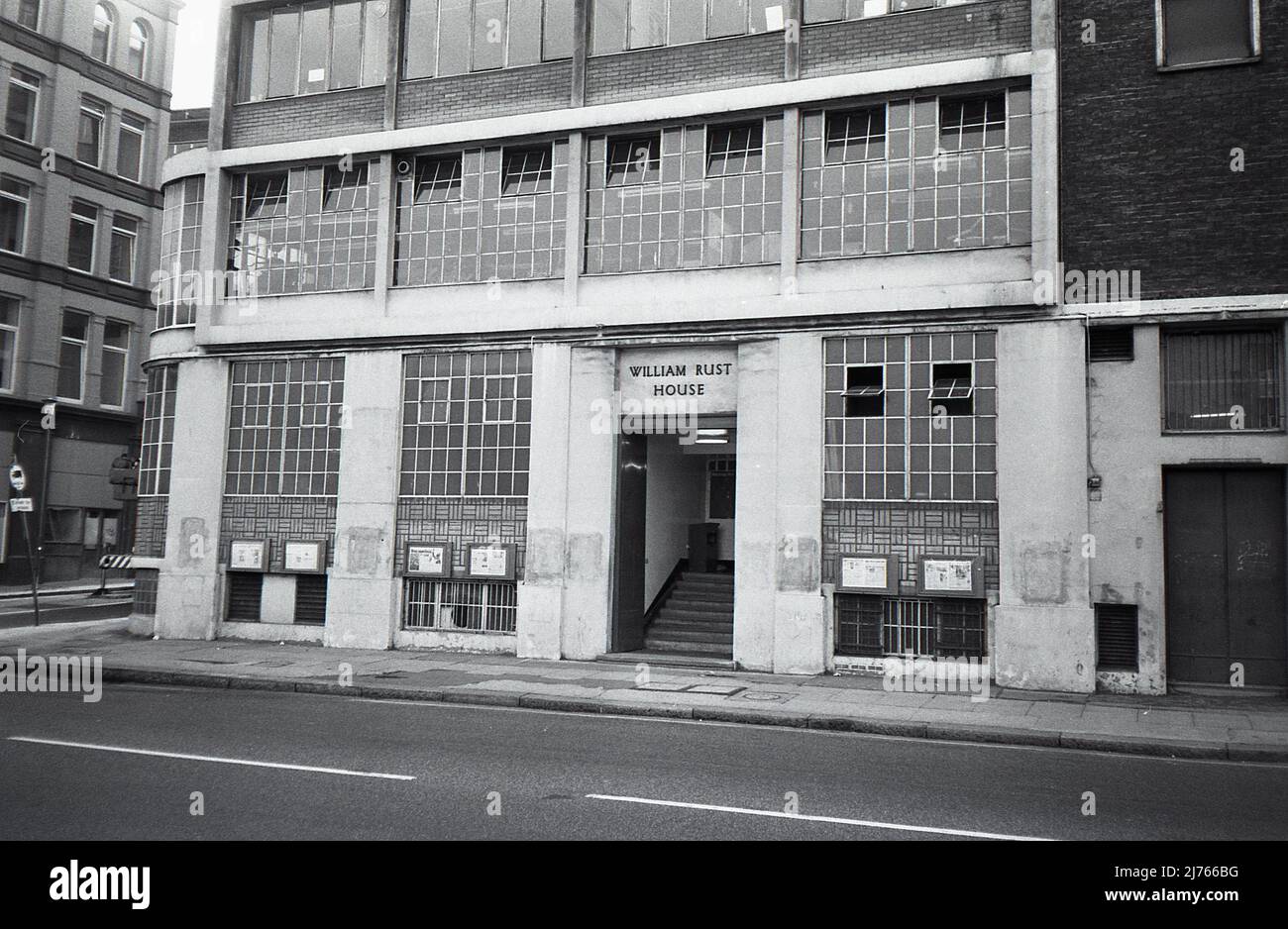 Siège du journal Morning Star au 75 Farringdon Road, Londres, Angleterre, le 1 septembre 1987. Fondé en 1930 en tant que Daily Worker par le Parti communiste de Grande-Bretagne, le journal a relancé en tant que Morning Star en 1966. Banque D'Images