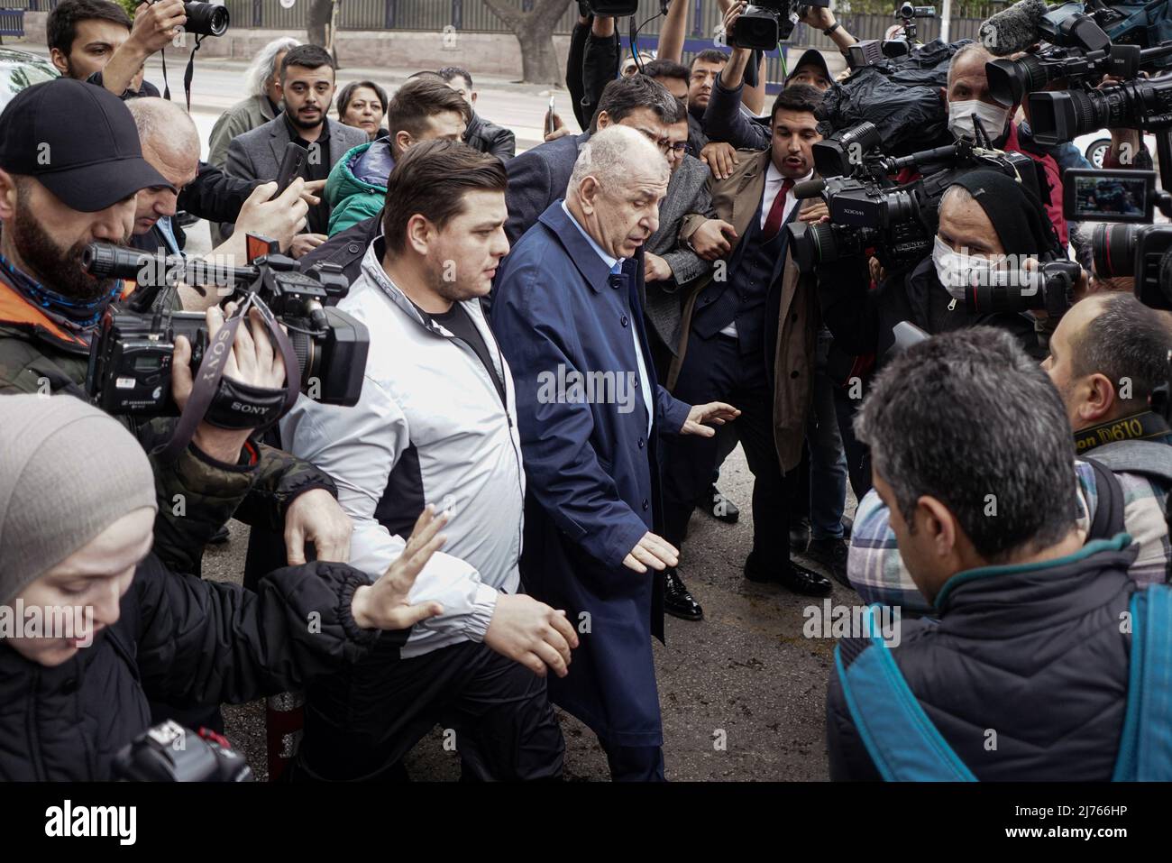 6 mai 2021, Ankara, Turquie: Le Président du Parti de la victoire, Umit Ozdag, s'adresse à la presse devant la Grande Assemblée nationale turque pendant l'événement. Le président du Parti de la victoire, Umit Ozdag, a voulu se rendre devant la Grande Assemblée nationale turque au ministère de l'intérieur afin de répondre aux insultes du ministre de l'intérieur de la République de Turquie, Süleyman Soylu. Comme la police n'a pas autorisé la marche, il y a eu une lutte entre la police et les membres du parti. Le président du Parti de la victoire, Umit Ozdag, est connu pour ses opinions anti-réfugiés. (Credit image: © Tunahan Turhan/SOPA Images via ZUMA Press Banque D'Images