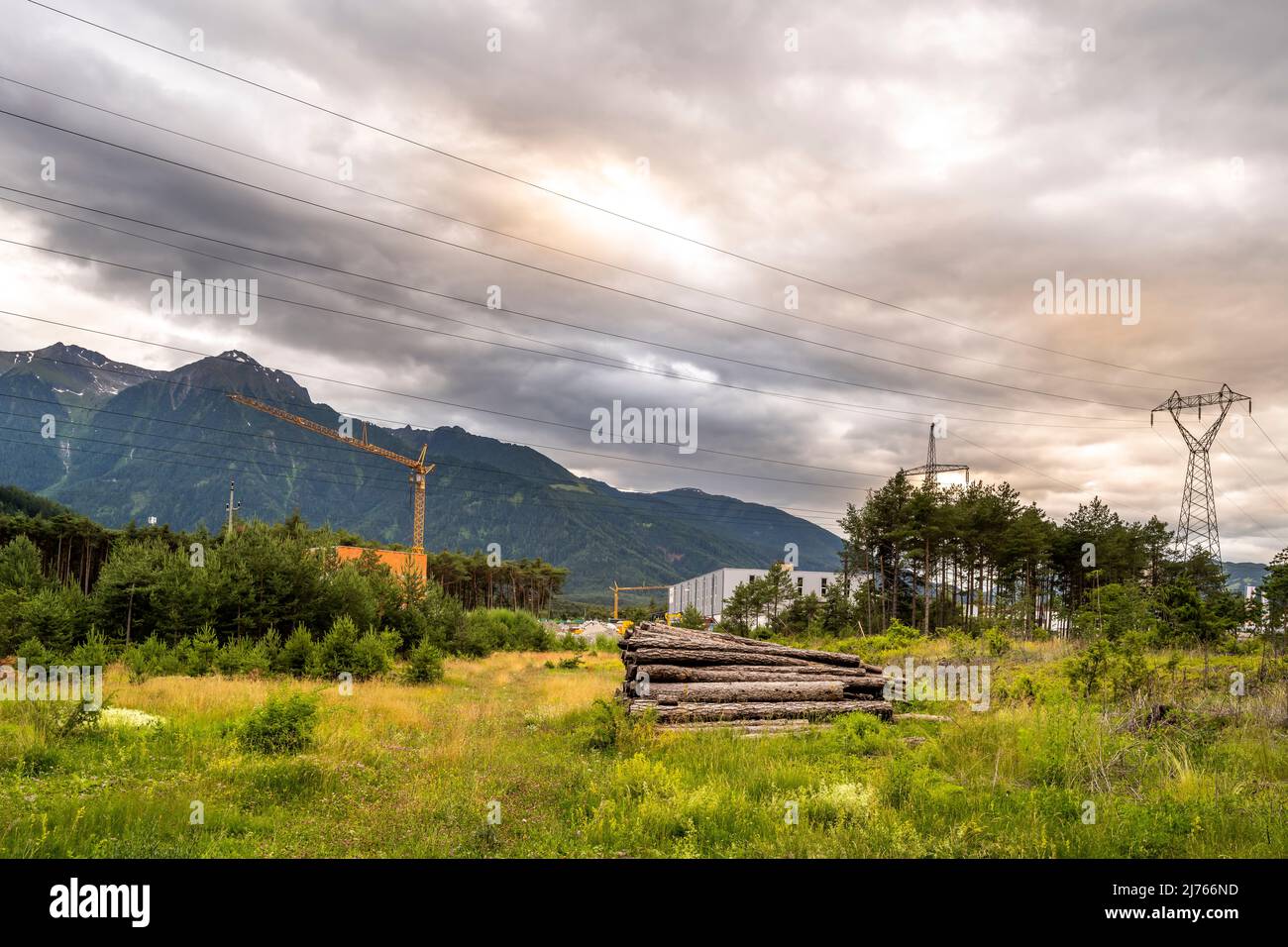 Documentation de la déforestation de la dernière forêt de montagne restante dans la vallée de l'Inn près de Hpointage en faveur de la construction de maisons résidentielles et de zones industrielles. Banque D'Images