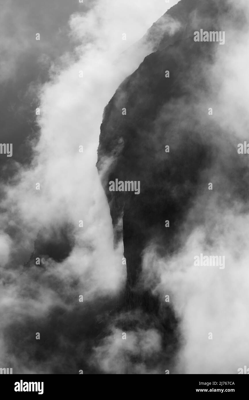 Pentes rocheuses dans le brouillard. Les bords et flancs du Gamsjoch dans le Karwendel au-dessus du grand Ahornboden dans l'Eng/Risstal dans le Tyrol. Montagnes dures dans les montagnes des Alpes en noir et blanc Banque D'Images Pentes rocheuses dans le brouillard. Les bords et flancs du Gamsjoch dans le Karwendel au-dessus du grand Ahornboden dans l'Eng/Risstal dans le Tyrol. Montagnes dures dans les montagnes des Alpes en noir et blanc Banque D'Images