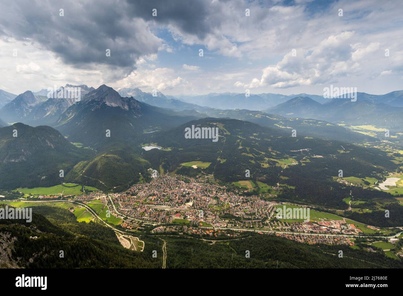 Vue depuis le Viererspitze (2054m) sur le village de Mittenwald dans les Alpes bavaroises, au-dessus du marché, les montagnes Kranzberg, Lautersee et Wetterstein. Banque D'Images
