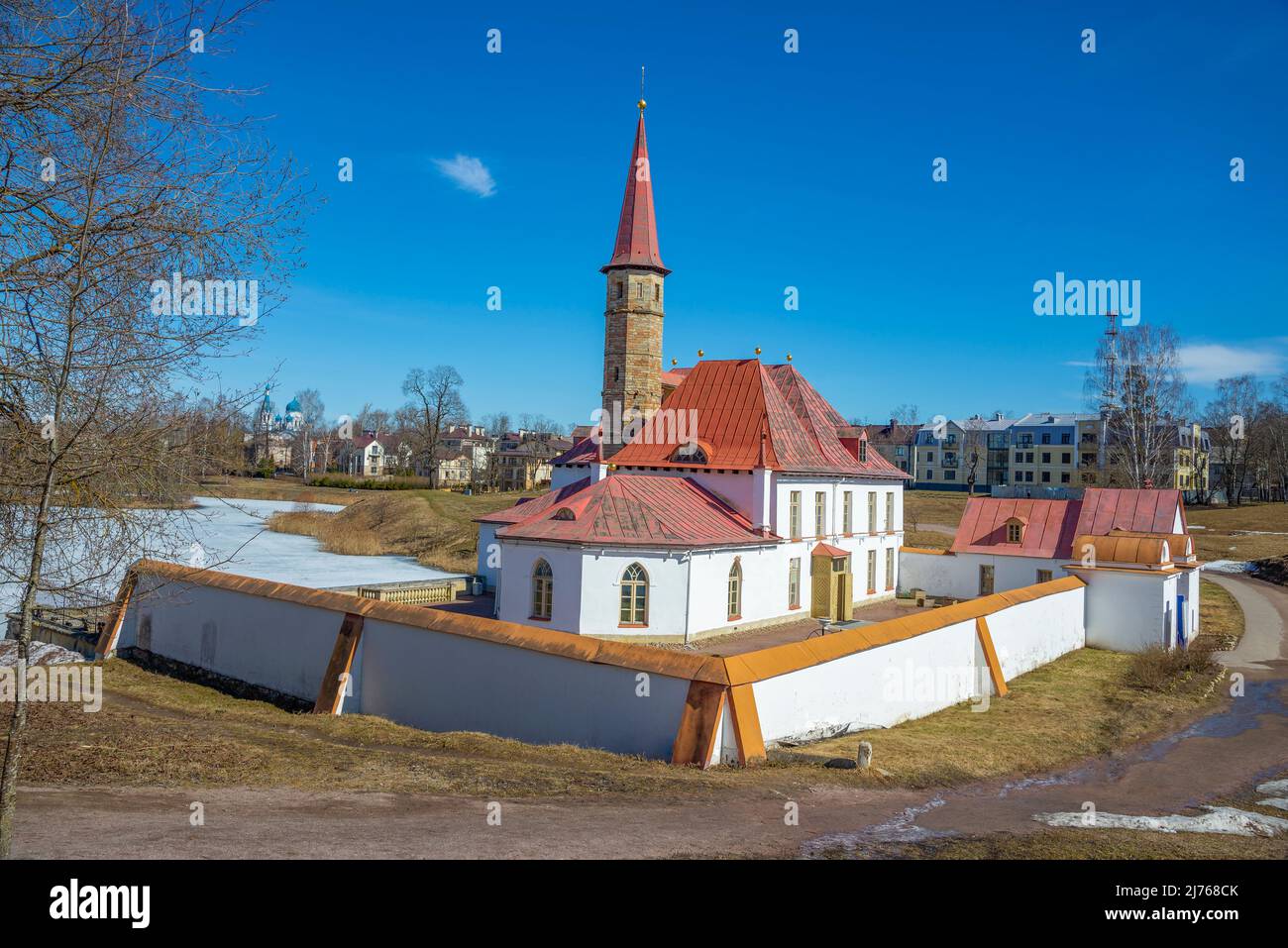 L'ancien palais du Prieuré au début du printemps. Gatchina, Russie Banque D'Images