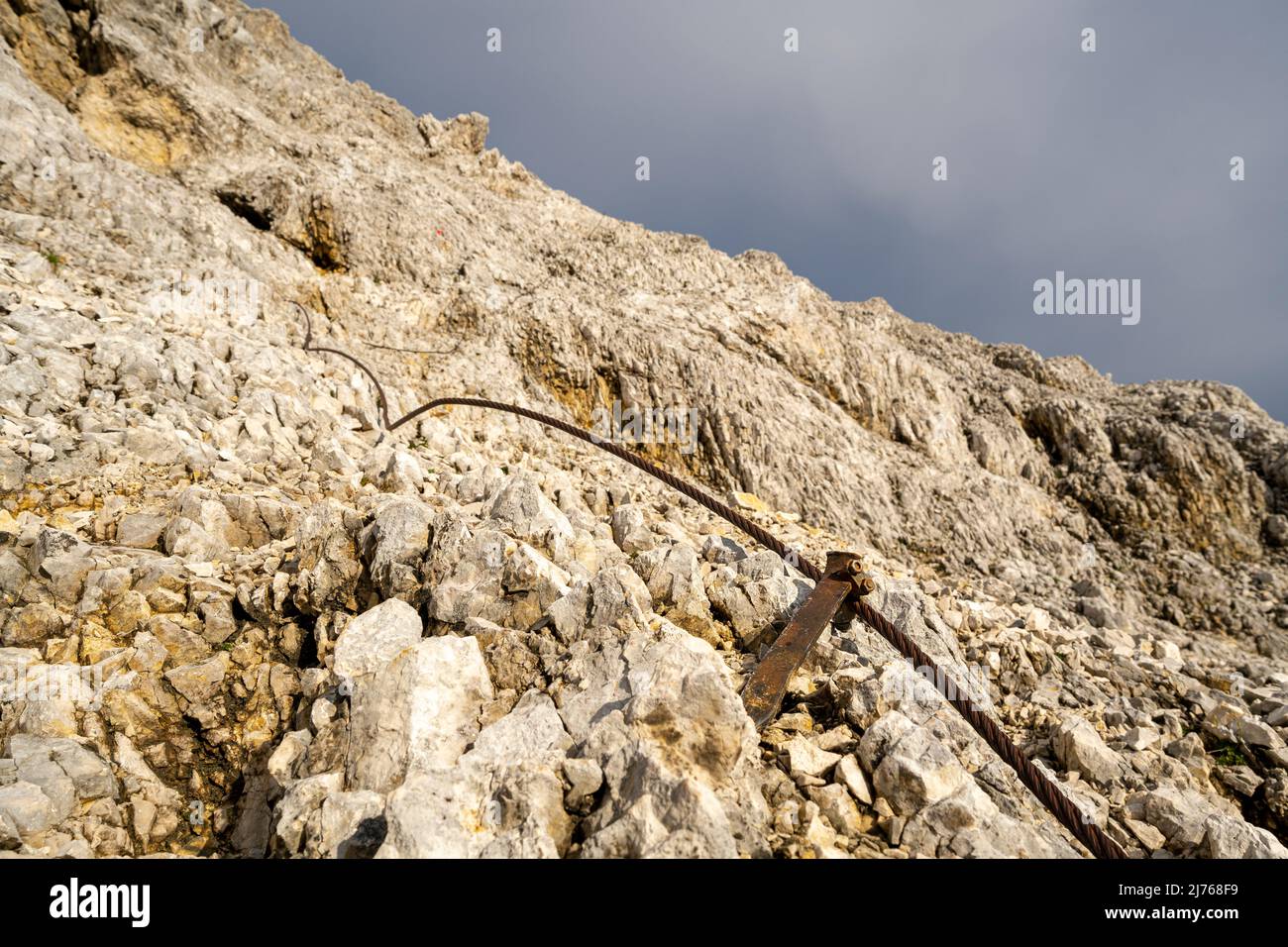 Corde belay sur le sentier haut Toni Gaugg sous le pic Breitgriess Banque D'Images