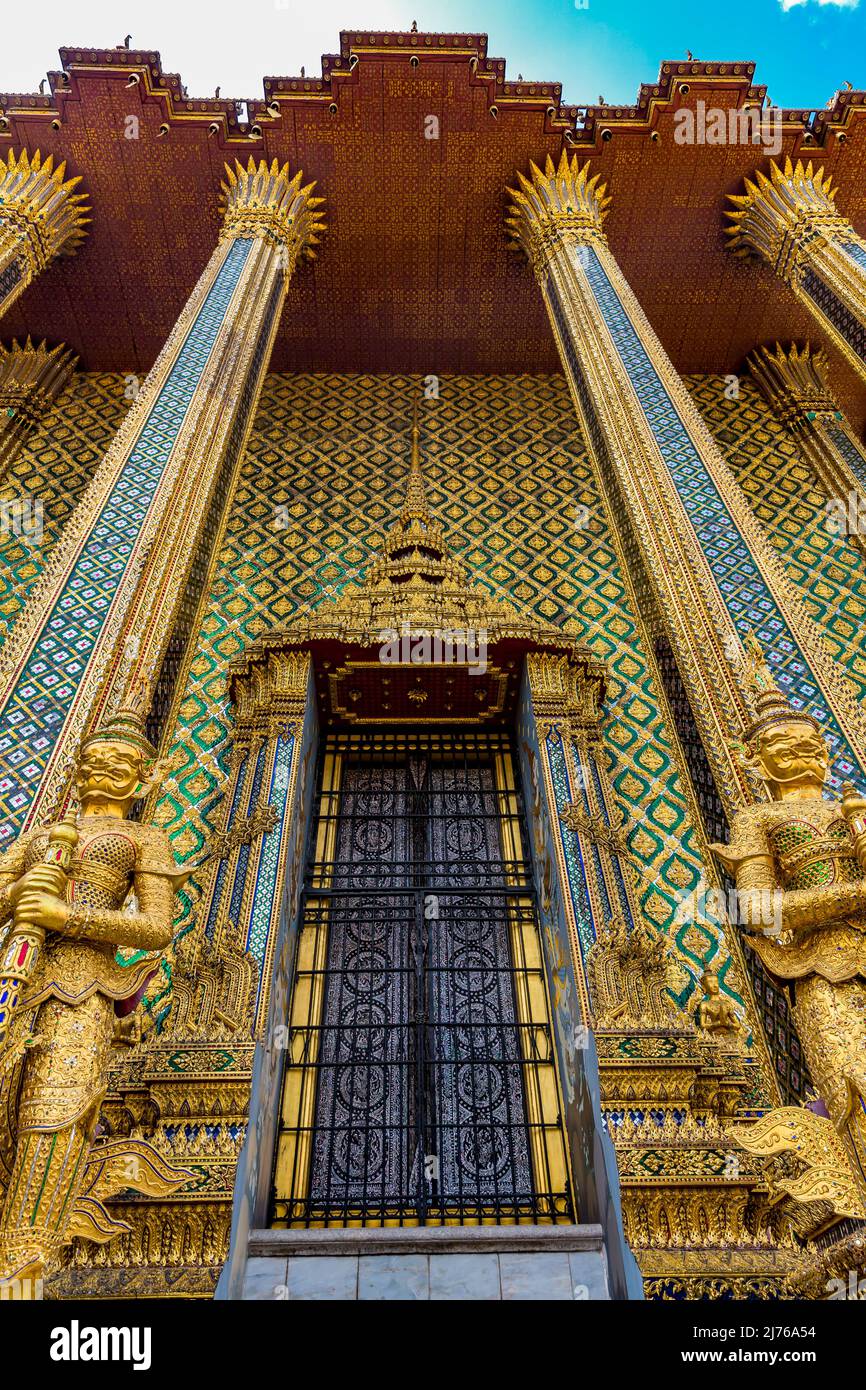 Entrée avec personnages de gardien d'or, yaks, bibliothèque, Phra Mondop, Palais Royal, Grand Palais, Wat Phra Kaeo, Temple du Bouddha d'Émeraude, Bangkok, Thaïlande, Asie Banque D'Images