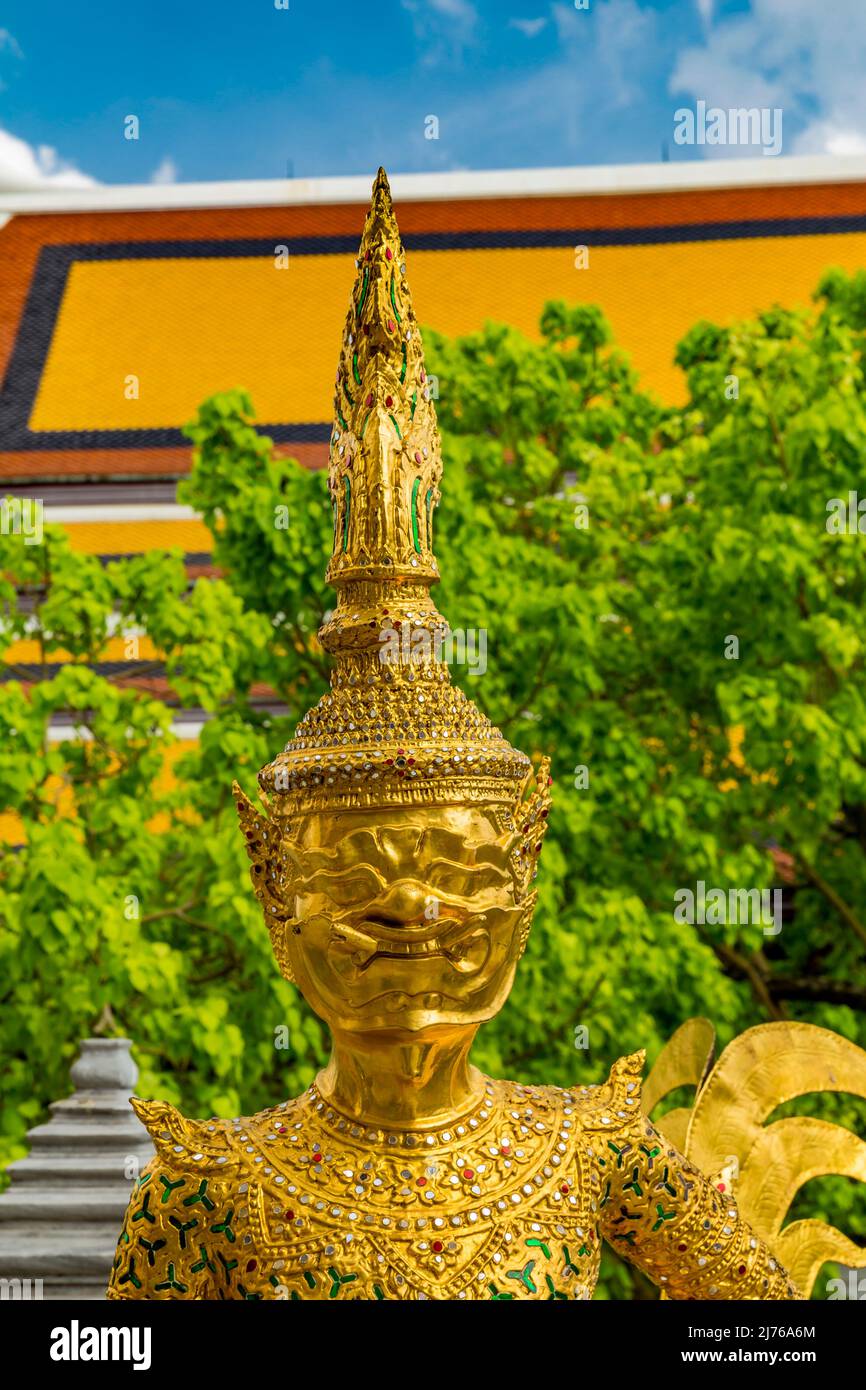 Figurine Asurapaksi dorée, Palais Royal, Grand Palais, Wat Phra Kaeo, Temple du Bouddha d'Émeraude, Bangkok, Thaïlande, Asie Banque D'Images