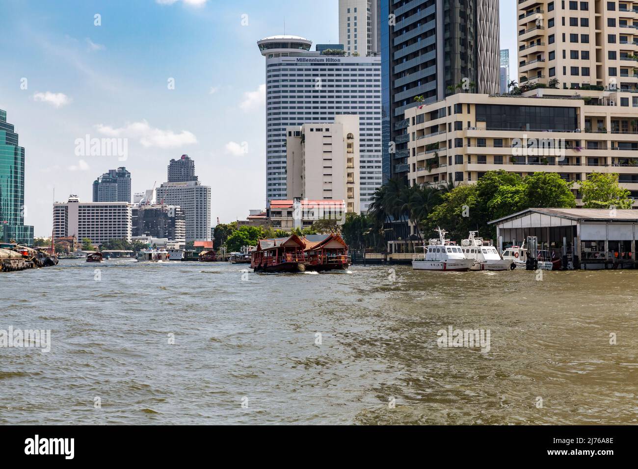 Bateau sur la rivière Chao Phraya, Millennium Hilton Hotel, Skylines, Bangkok, Thaïlande, Asie Banque D'Images