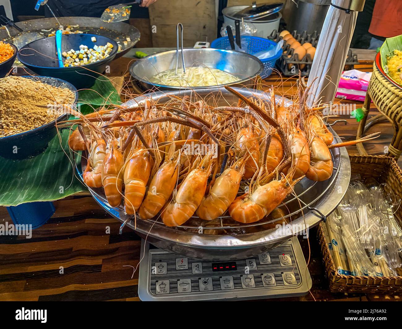 Vente de crevettes, asiatique le Riverfront, Entertainment Mile, marché de nuit, rivière Chao Praya, Bangkok, Thaïlande, Asie Banque D'Images