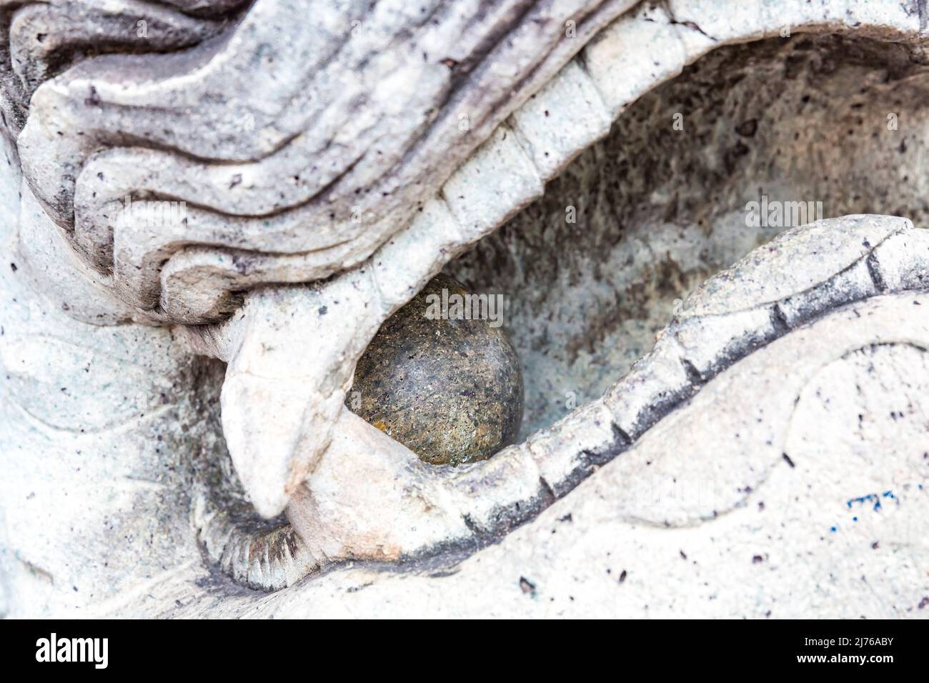 Lion chinois avec une boule mobile dans la bouche, temple complexe Wat Pho, Temple du Bouddha couché, Bangkok, Thaïlande, Asie Banque D'Images