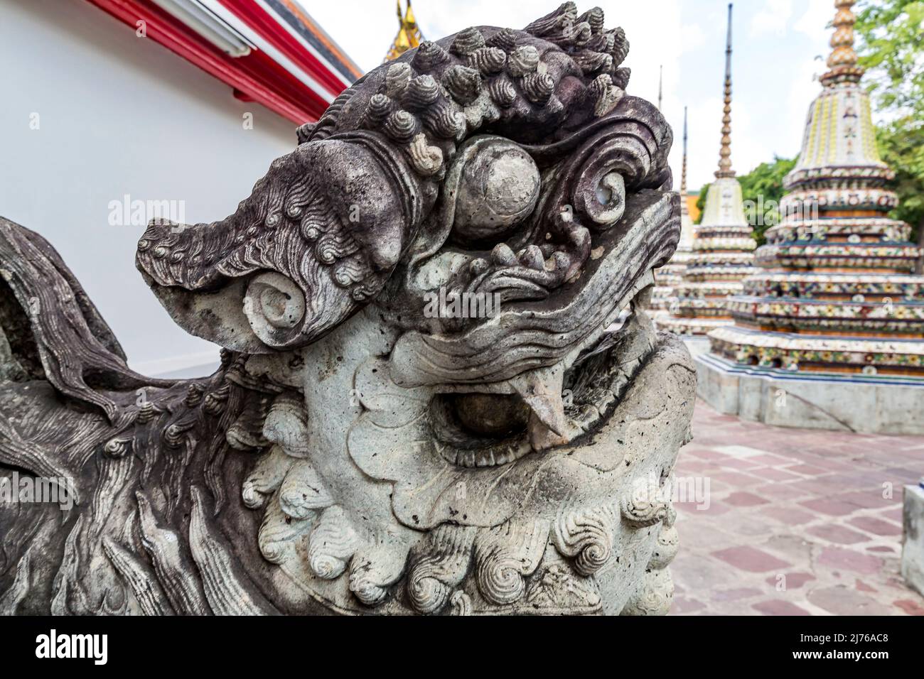 Lion chinois avec une boule mobile dans la bouche, temple complexe Wat Pho, Temple du Bouddha couché, Bangkok, Thaïlande, Asie Banque D'Images
