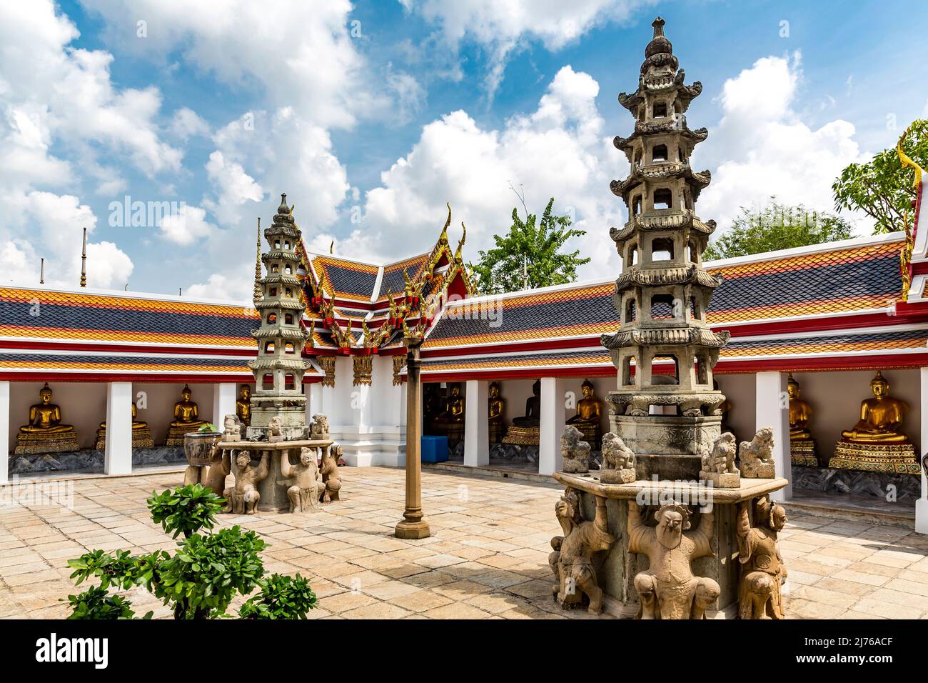 Cour intérieure avec Tha, pagodes chinoises, pavillon avec sculptures de Bouddha assis, complexe de temple Wat Pho, temple du Bouddha couché, Bangkok, Thaïlande, Asie Banque D'Images
