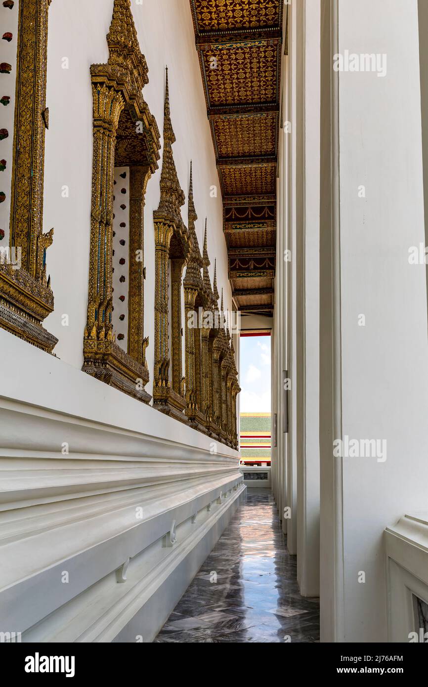 Rangée de fenêtres, Phra Ubosoth, complexe de temples Wat Pho, temple du Bouddha couché, Bangkok, Thaïlande, Asie Banque D'Images