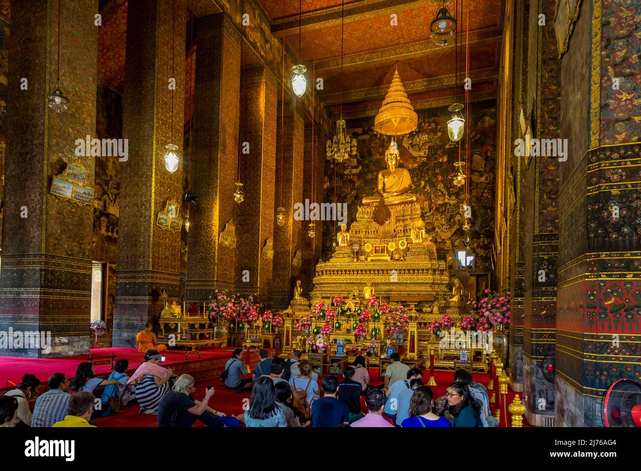 Statue de Bouddha assise Phra Phuttha Thewapatimakon, Phra Ubosoth, complexe de temples Wat Pho, temple du Bouddha couché, Bangkok, Thaïlande, Asie Banque D'Images