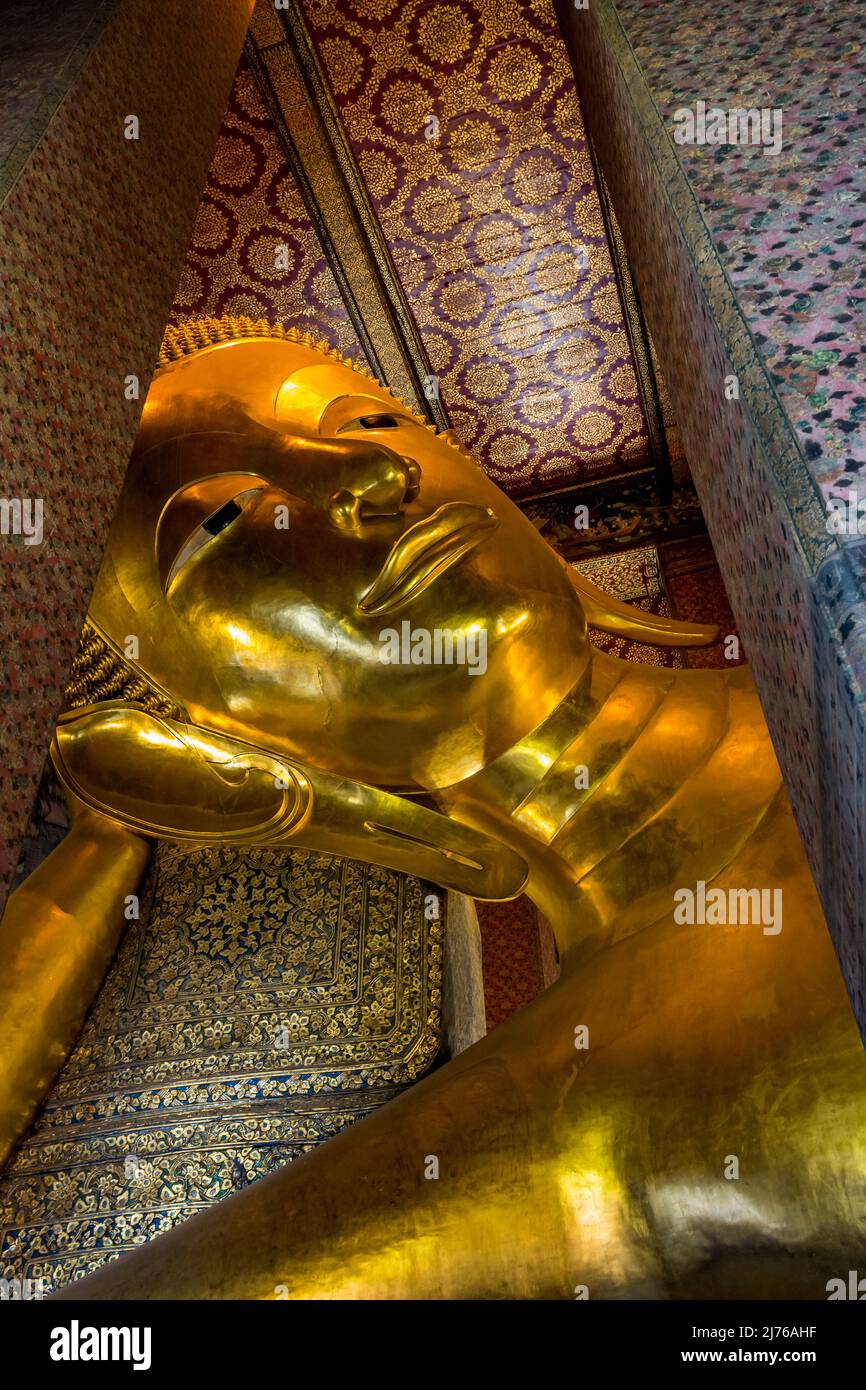 Bouddha couché, 46 m de long, Viharn Phranorn, complexe du temple Wat Pho, Temple du Bouddha couché, Bangkok, Thaïlande, Asie Banque D'Images