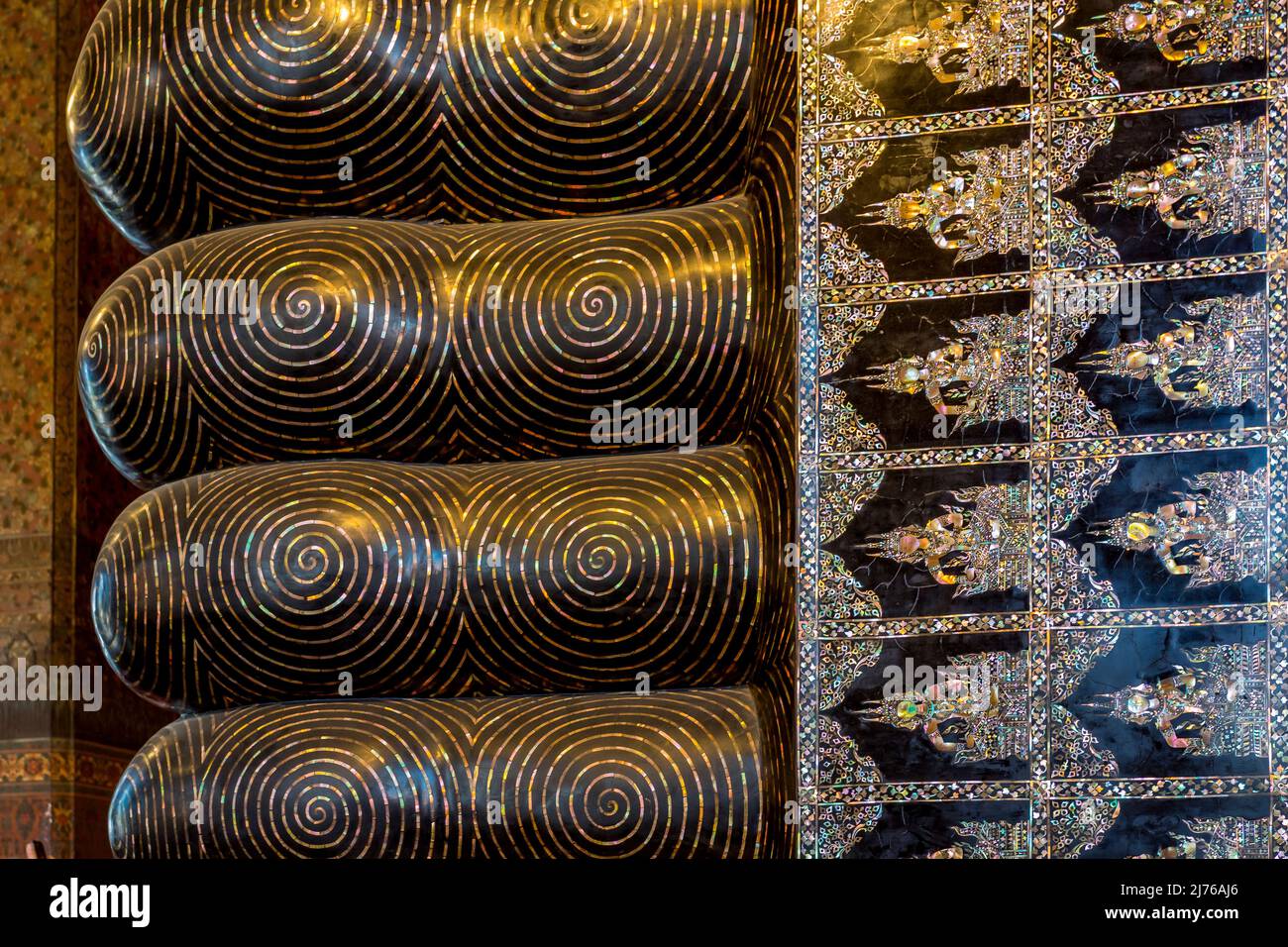 Incrustation en nacre sur la plante des pieds du Bouddha couché, Viharn Phranorn, Wat Pho temple Complex, Temple du Bouddha couché, Bangkok, Thaïlande, Asie Banque D'Images