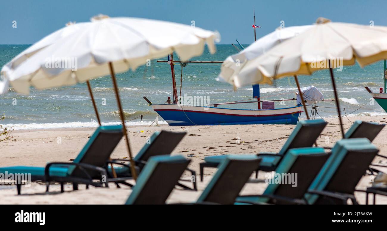 Chaises longues et parasols sur la plage, complexe hôtelier Dusit Thani, Hua Hin, province de Prachuap Khiri Khan, Thaïlande, Golfe de Thaïlande, Asie Banque D'Images