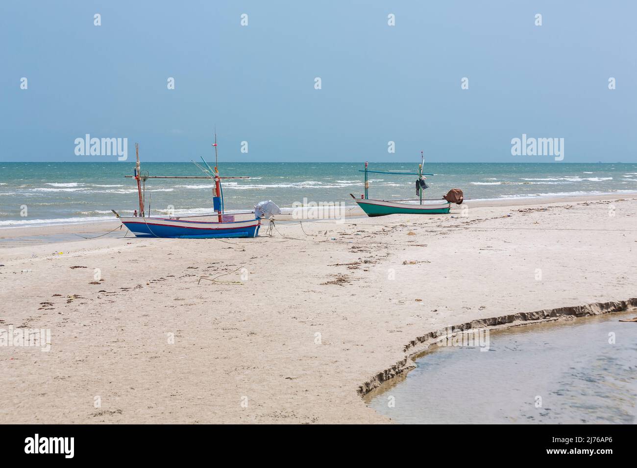 Bateaux de pêche sur la plage, complexe hôtelier Dusit Thani, Hua Hin, province de Prachuap Khiri Khan, Thaïlande, Golfe de Thaïlande, Asie Banque D'Images
