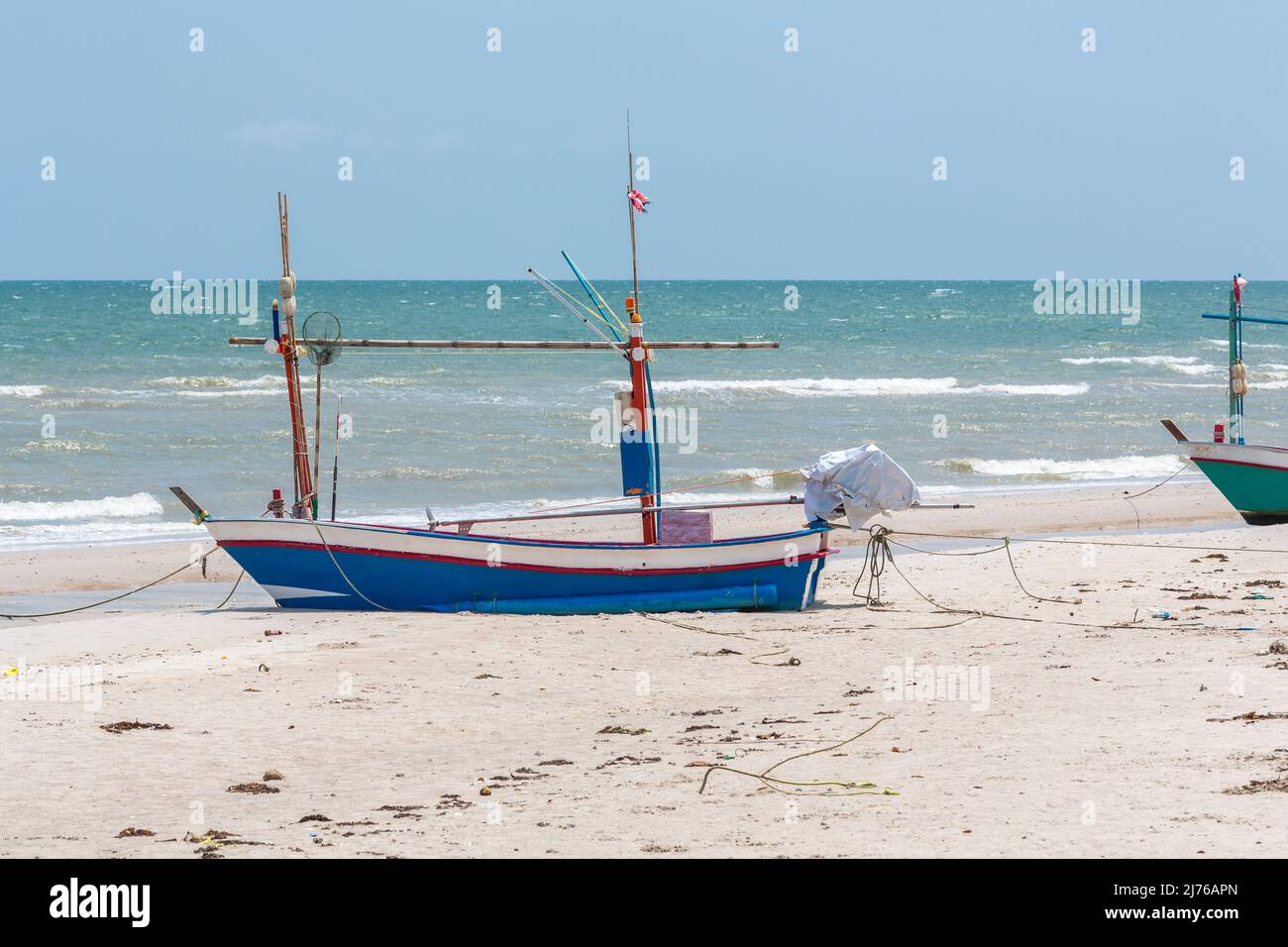 Bateaux de pêche sur la plage, complexe hôtelier Dusit Thani, Hua Hin, province de Prachuap Khiri Khan, Thaïlande, Golfe de Thaïlande, Asie Banque D'Images
