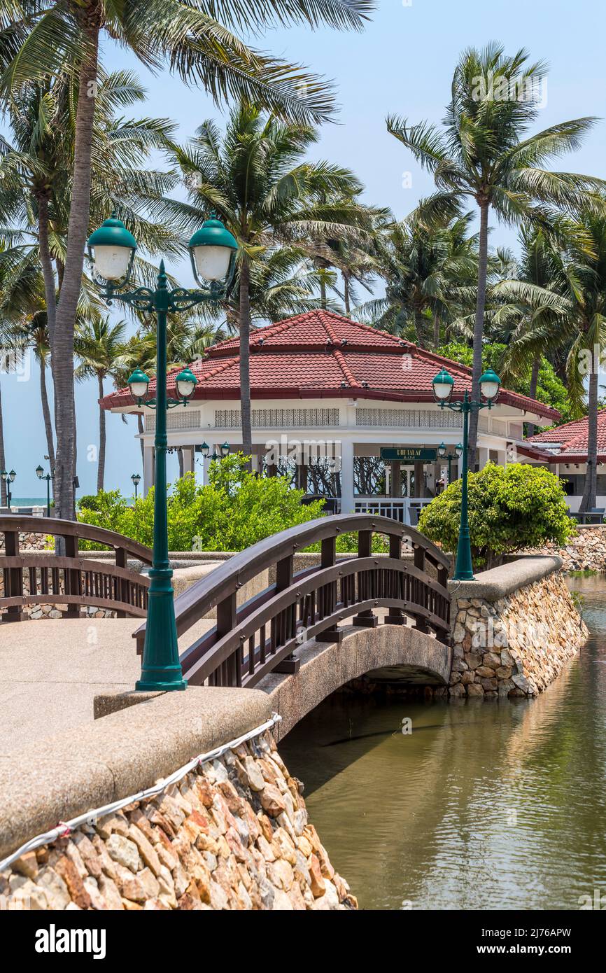 Pavillon avec pont, complexe hôtelier Dusit Thani, Hua Hin, province de Prachuap Khiri Khan, Thaïlande, Golfe de Thaïlande, Asie Banque D'Images