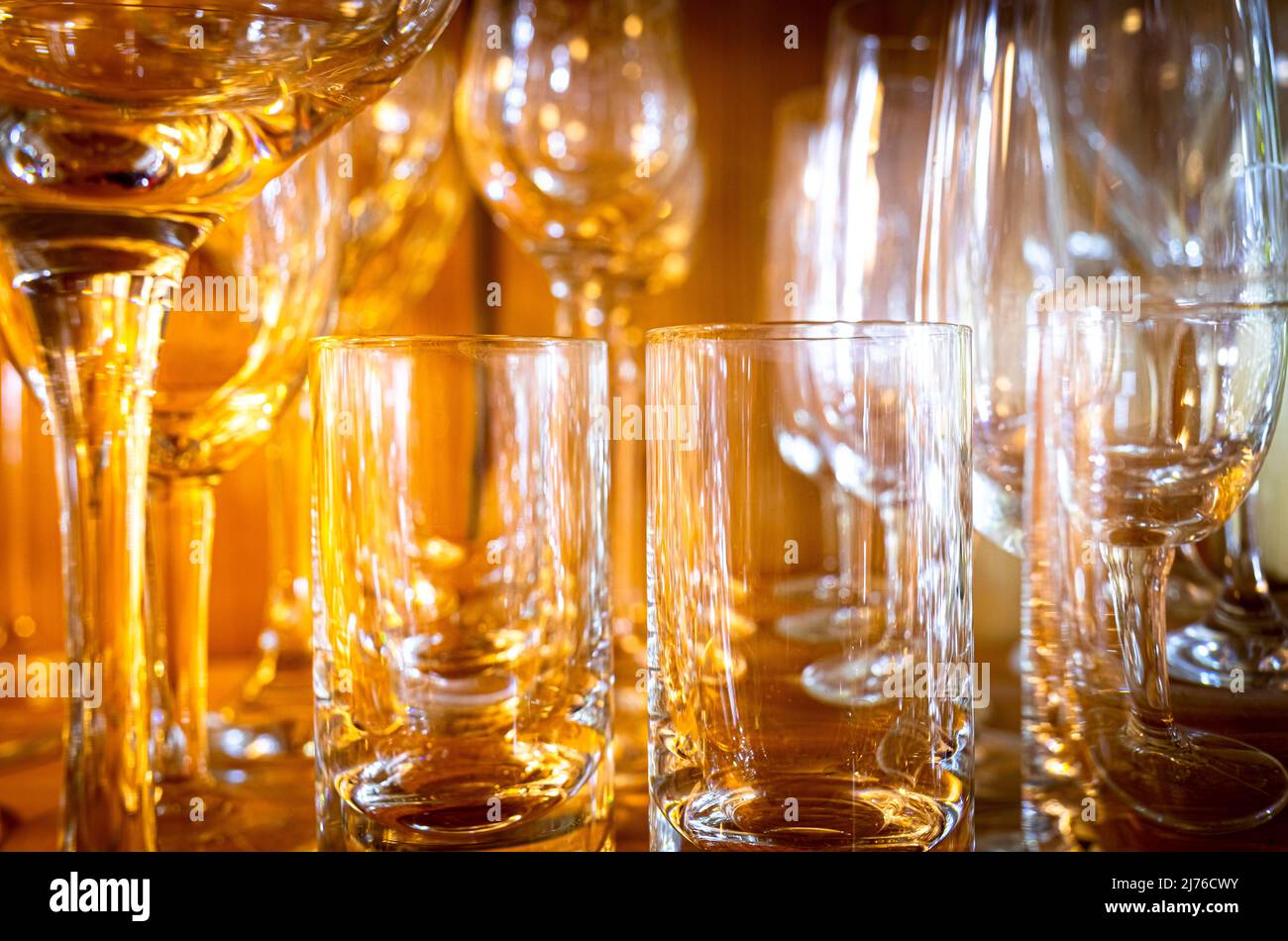 Collection de différents verres à boisson dans un meuble en bois Banque D'Images