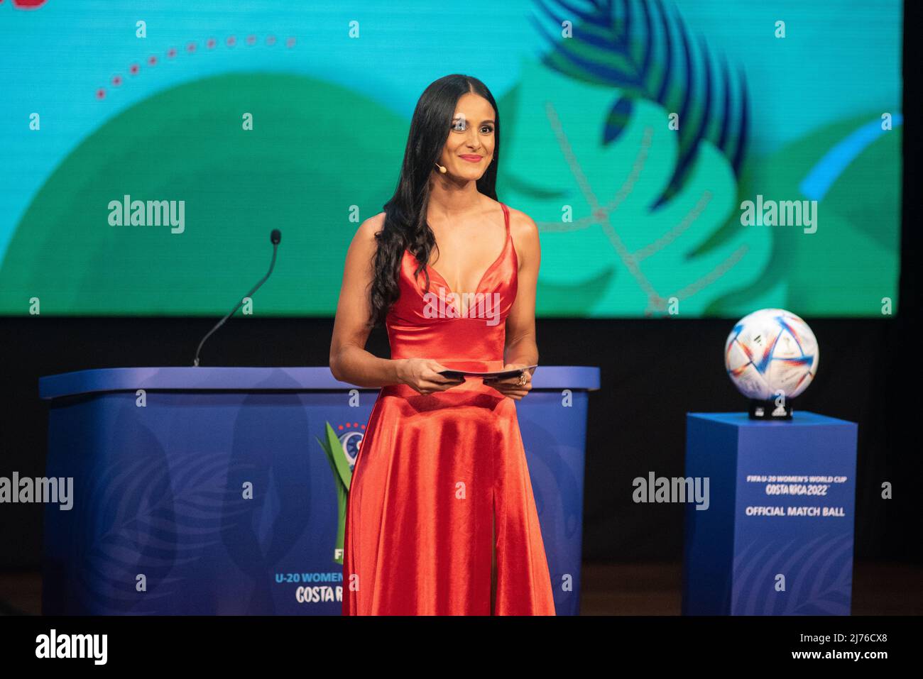 SAN JOSÉ, Costa Rica: Johanna Solano, athlète et présentatrice de la télévision, a présenté le tirage officiel de la coupe du monde des femmes U-20 de la FIFA Costa Rica 2022™ que t Banque D'Images