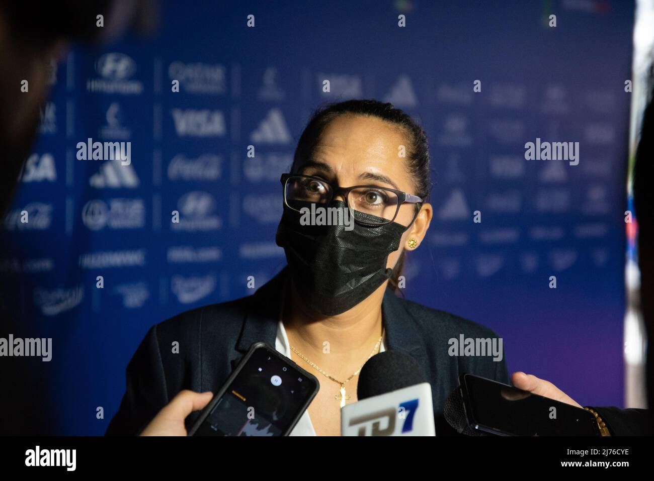 SAN JOSÉ, Costa Rica: Amelia Valverde, entraîneur de l'équipe nationale des femmes du Costa Rica interviewé par les médias avant le tirage officiel pour le Banque D'Images