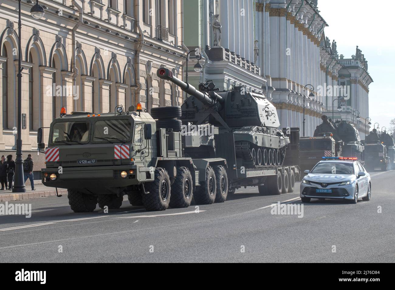 SAINT-PÉTERSBOURG, RUSSIE - 28 AVRIL 2022 : transport des supports d'artillerie automoteurs Msta-S. Préparation d'un défilé militaire en l'honneur du Banque D'Images