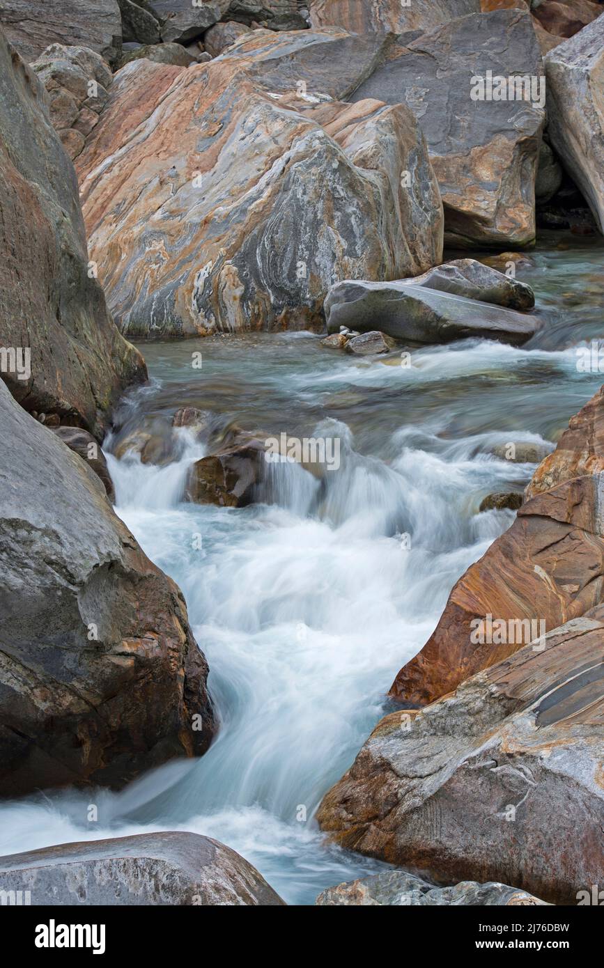 Cours de la rivière Verzasca, eau qui coule à travers des rochers à bandes colorées, vallée de la Verzasca, Suisse, canton du Tessin Banque D'Images